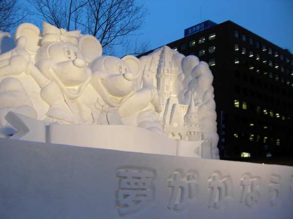 東京ディズニーランドをモチーフにした大雪像